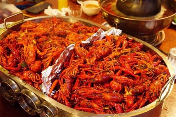 小龙虾吃什么,小龙虾头可以吃吗是黄吗