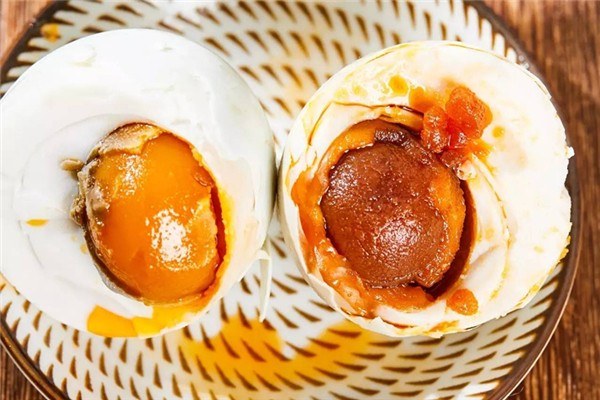 煮咸鸭蛋为什么会裂开,咸鸭蛋煮的时候爆了是不是坏了