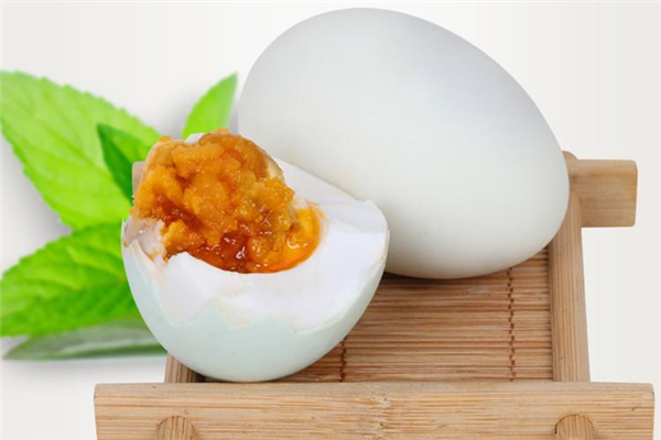 咸鸭蛋高血压病人能吃吗,高血压咸鸭蛋可以吃吗