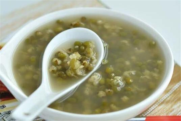 绿豆汤为什么煮出来是红色的可以喝吗,绿豆汤为什么煮出来是红色的怎么变绿