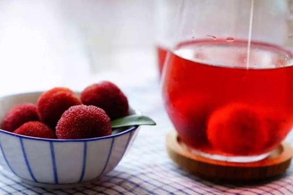 杨梅可以泡酒喝吗,泡杨梅酒的杨梅可以吃吗