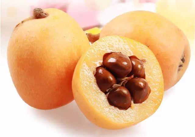 枇杷需要剥皮吃吗,枇杷是剥皮吃还是拿着直接吃