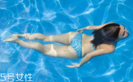 游泳时如何辨别水质(游泳中熟悉水性的方法)