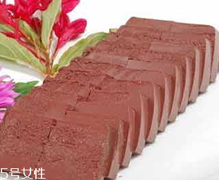 鸡血可以去灰尘吗,衣服上沾了鸡血怎么洗