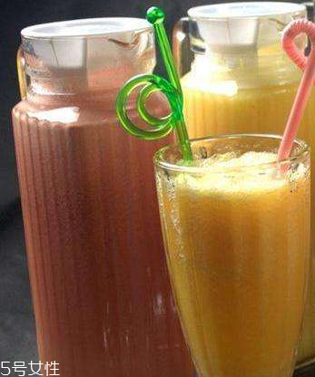 果汁是用什么做的,果汁是用什么做的?怎么翻译