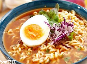 桶装方便面和袋装方便面的区别,包装方便面和桶装方便面的区别 桶装方便面和袋装方便面的区别,包装方便面和桶装方便面的区别