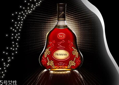 轩尼诗xo怎么看年份,轩尼诗xo怎么看年份,瓶身贴着英文标