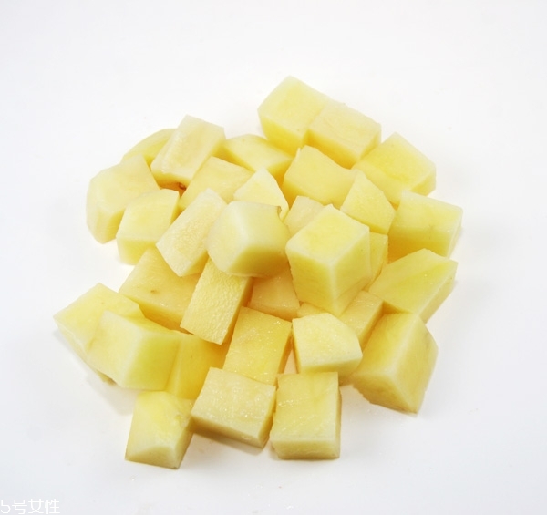 土豆去皮的方法,土豆怎样去皮最简单 土豆去皮的方法,土豆怎样去皮最简单