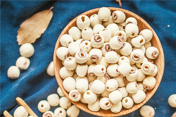 干莲子和鲜莲子哪个好,新鲜莲子和干莲子的功效一样吗 干莲子和鲜莲子哪个好,新鲜莲子和干莲子的功效一样吗