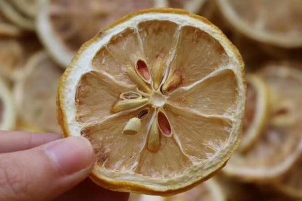 柠檬干片泡水的功效和作用,柠檬的功效和作用泡水喝的功效