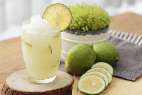 苦瓜加柠檬榨汁有什么功效,柠檬榨汁有什么功效作用 苦瓜加柠檬榨汁有什么功效,柠檬榨汁有什么功效作用