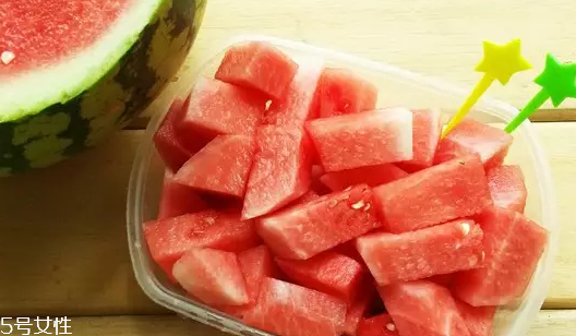 衣服上的西瓜汁怎么去除小窍门,衣服上的西瓜汁怎么洗干净 衣服上的西瓜汁怎么去除小窍门,衣服上的西瓜汁怎么洗干净