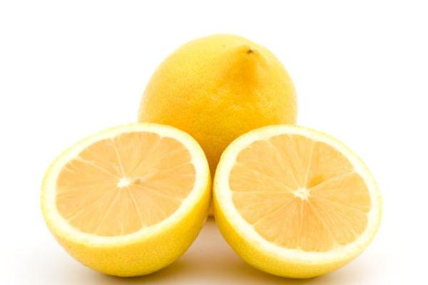 吃柠檬能喝牛奶吗,牛奶加柠檬可以喝吗