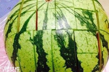 怎样切西瓜才能不浪费,怎么样切西瓜