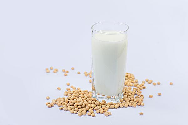 豆浆含糖量高吗糖尿病可以吃吗,豆浆和牛奶哪个营养价值更高一些