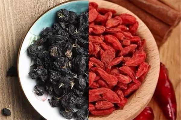 野生黑枸杞的作用和用途,黑枸杞和红枸杞有什么区别?