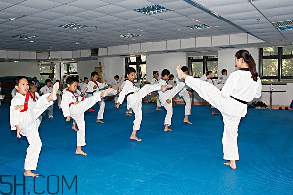 女生学跆拳道好吗(女生学跆拳道好吗)