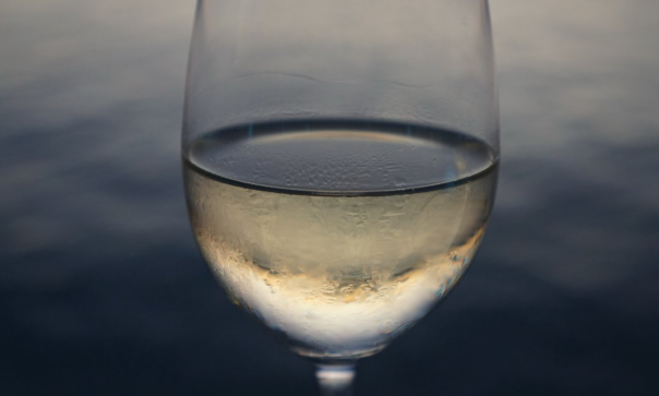 雷司令干白葡萄酒保质期多久,干白葡萄酒保质期多久?