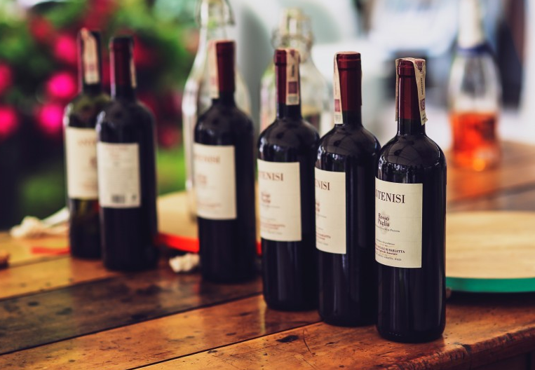 白葡萄酒和红葡萄酒的区别是什么,半干红葡萄酒和干红葡萄酒的区别 白葡萄酒和红葡萄酒的区别是什么,半干红葡萄酒和干红葡萄酒的区别