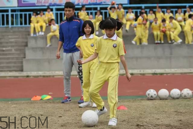 女孩也适合踢足球吗(女孩子适合踢足球吗)