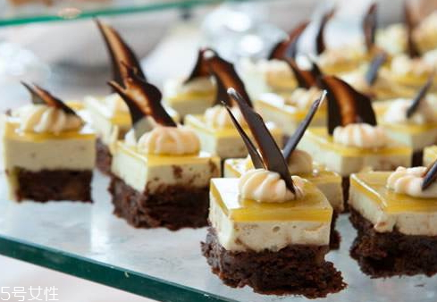 奶酪蛋糕的特点,奶酪形状的蛋糕