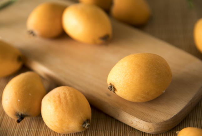 枇杷可以和牛奶一起吃吗,牛奶可以和枇杷膏一起吃吗