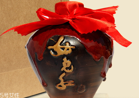 女儿红有白酒吗,女儿红白酒是什么颜色