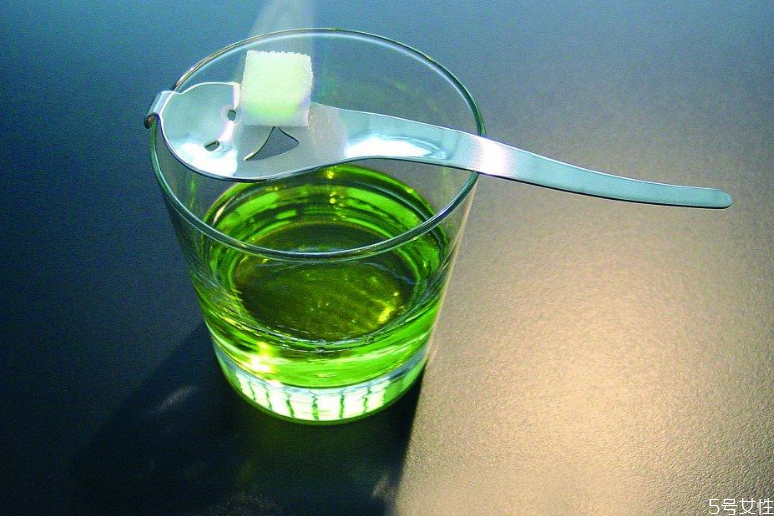 琴酒加苦艾酒是什么酒,苦艾酒是什么酒