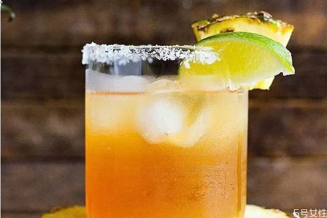 杯口撒盐的鸡尾酒,鸡尾酒杯边有盐是什么酒