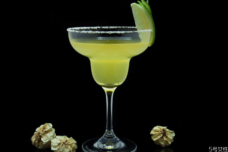 玛格丽特盐边怎么喝,玛格丽特一圈盐怎么喝