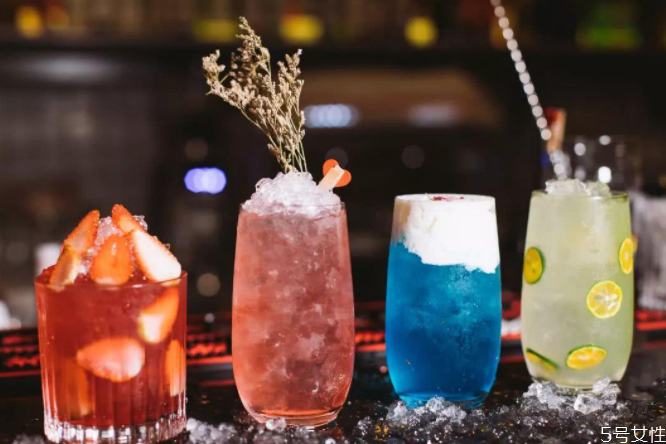 鸡尾酒是酒嘛,鸡尾酒的定义是什么