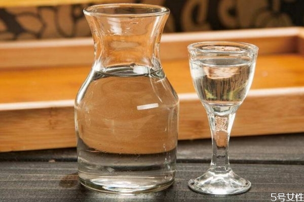 喝了白酒还可以喝啤酒吗,喝了啤酒还能喝白酒吗 喝了白酒还可以喝啤酒吗,喝了啤酒还能喝白酒吗