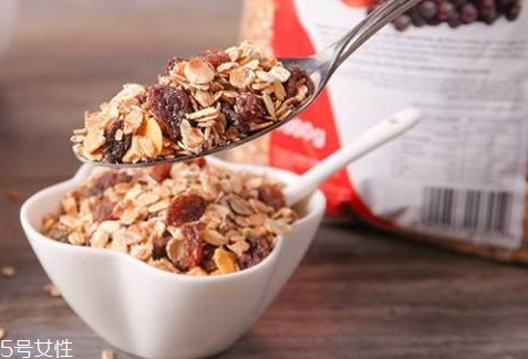 麦片和什么一起吃好,麦片和什么一起吃好吃