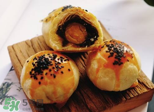 孕妇可以吃蛋黄酥吗,孕妇可以吃蛋黄酥吗中期