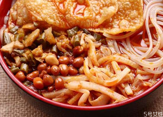 自己煮螺蛳粉加什么配菜好吃,煮螺蛳粉可以加什么配菜