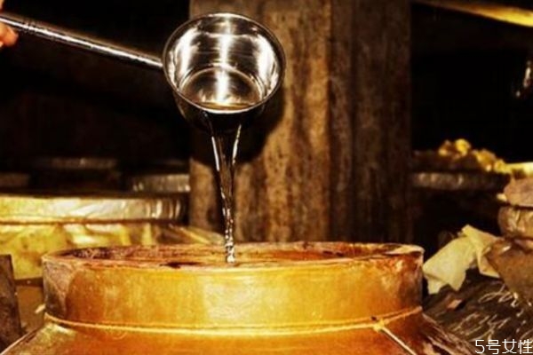 怎么分辨白酒是不是纯粮食酒,怎么识别粮食酒和勾兑酒