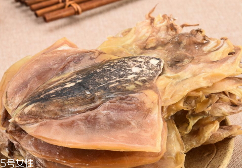 墨鱼干发白能吃吗,干墨鱼发表面有白色可以吃吗?