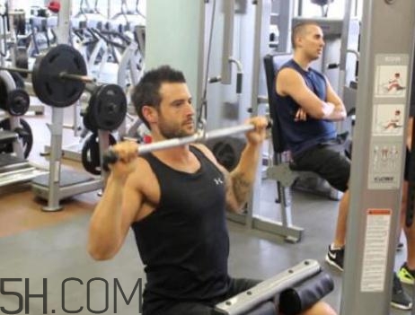 高位下拉动作规范(高位下拉的标准动作)