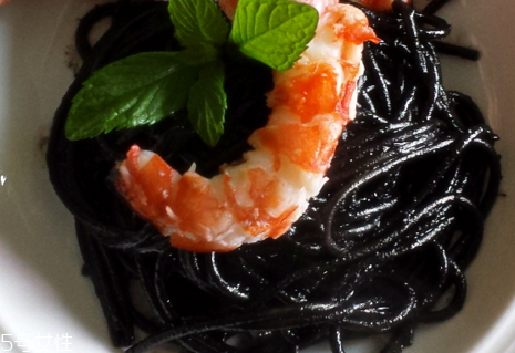 家常墨鱼面的做法,墨鱼面怎么做