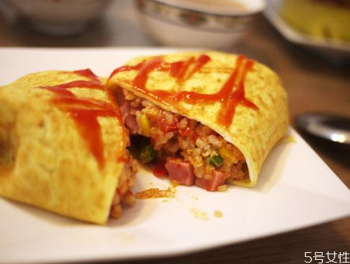 蛋包饭热量高吗,一份蛋包饭的热量高吗?