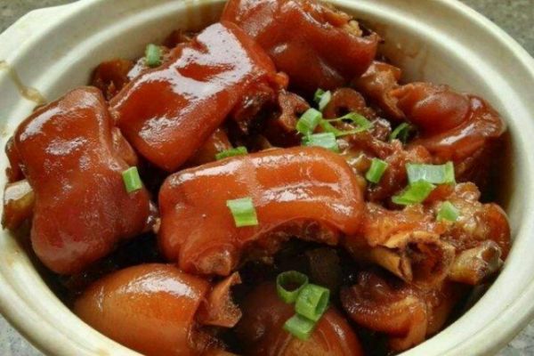 红烧猪蹄怎么做才好吃,红烧猪蹄的家常做法步骤视频