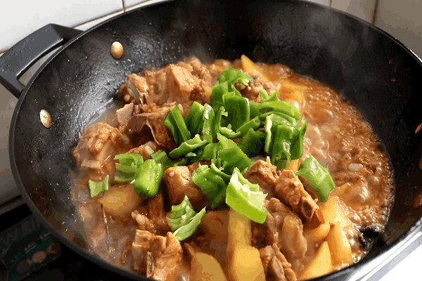 土豆炖排骨怎么做好吃 简单做法,红烧排骨怎么做?