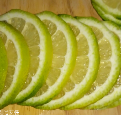 青柠檬怎么样才算成熟,青柠檬怎么样泡水好喝