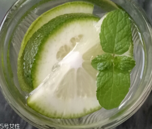 青柠檬怎么样才算成熟,青柠檬怎么样泡水好喝