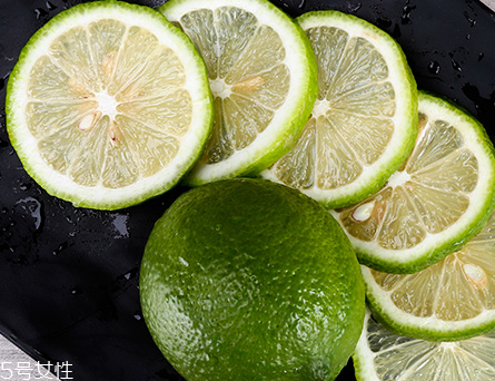 青柠檬怎么样才算成熟,青柠檬怎么样泡水好喝 青柠檬怎么样才算成熟,青柠檬怎么样泡水好喝
