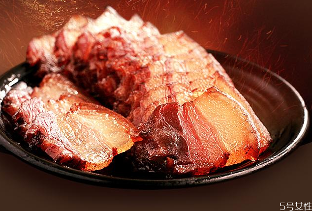 腊肉晒了几天表面白色盐霜需要清理吗,腊肉晒了几天表面白色该怎么处理