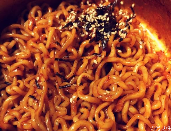 三养火鸡面为什么这么贵,三养火鸡面怎么样