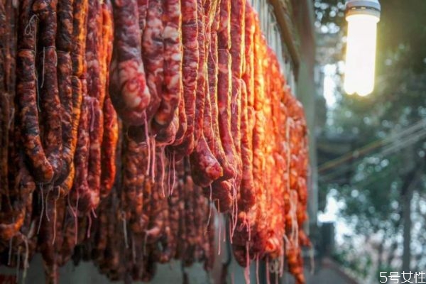 腊肠开袋后可以放多久,腊肠开了要怎么保存