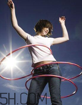 转呼啦圈一个小时消耗多少热量(转呼啦圈一个小时能消耗多少热量)