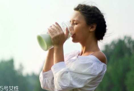 晚上睡觉前喝羊奶有什么好处,晚上睡前喝羊奶好吗